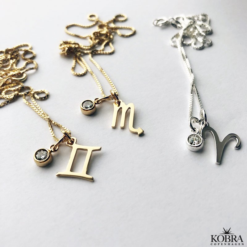 "Hoshi" hndlavet  Zodiac halskde i sterling slv med hvid sten