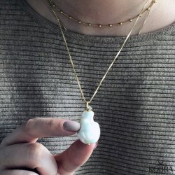 "Maggie" 18 karat forgyldt halskde med stor barok ferskvandsperle