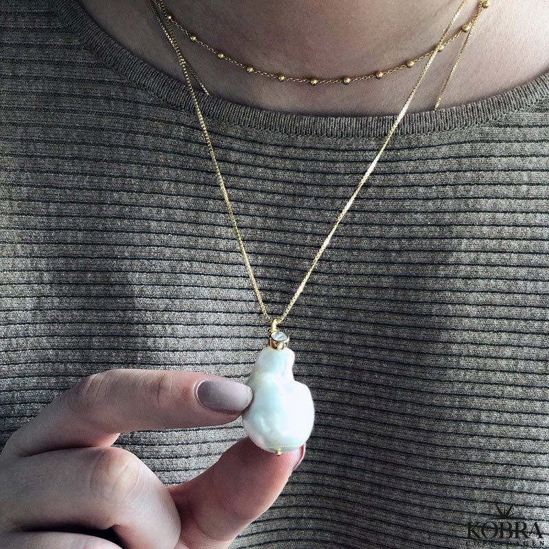 "Maggie" 18 karat forgyldt halskde med stor barok ferskvandsperle