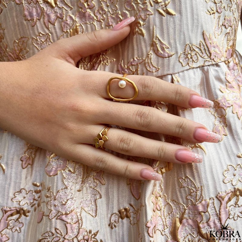 "Selma" large gold ring with freshwater pearl