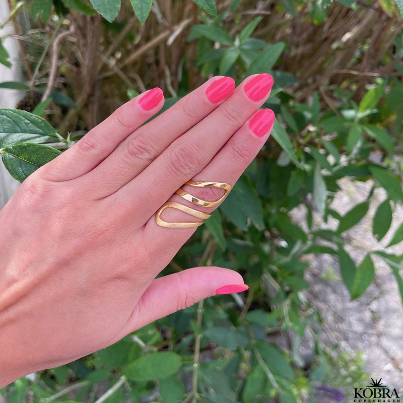 "Stroke" stor guld ring i smukt design