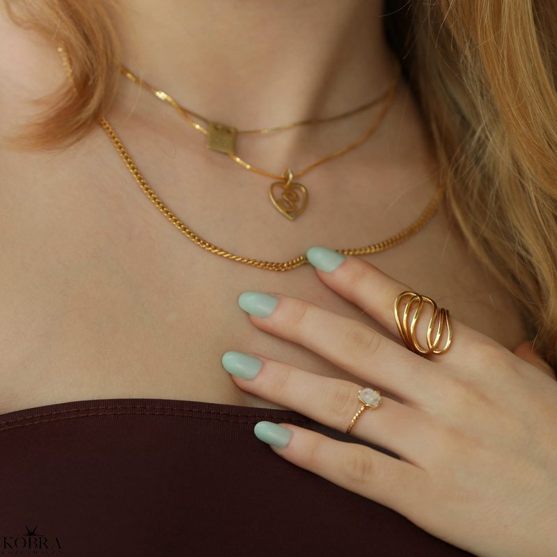 "Lullo" snoet guld ring med "rainbow moonstone"