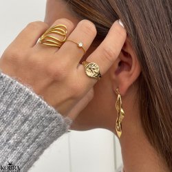 "Tillies" guld ring med drbeformet hvid sten