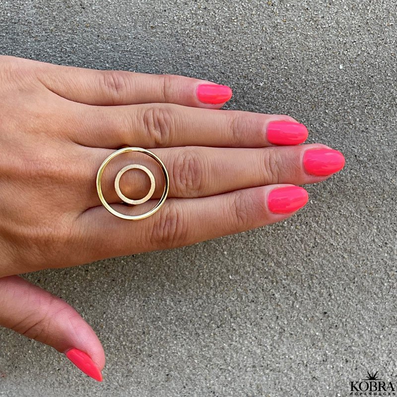 "Monni" stor statement ring i guld med cirkler