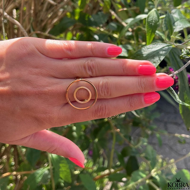 "Monni" stor statement ring i guld med cirkler
