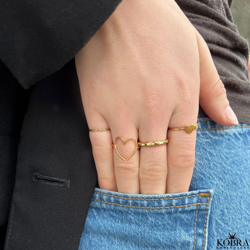 "Lila" enkel guld ring med hjerter