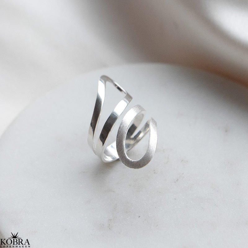 "Stroke" stor sølv ring i smukt design