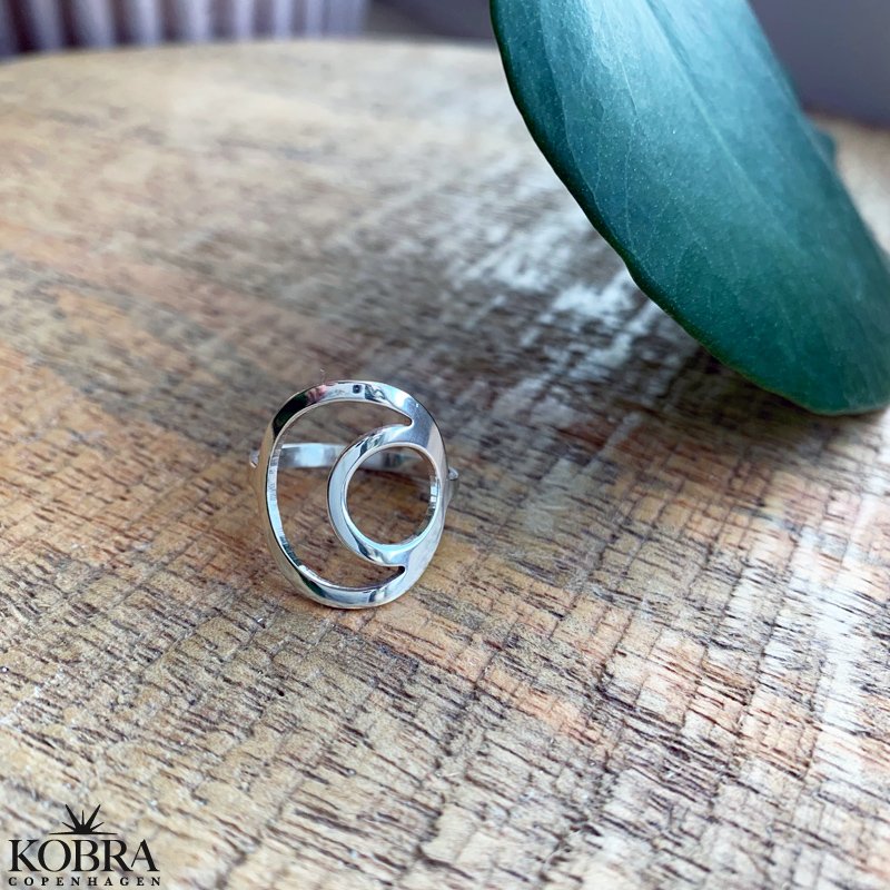 "Rio" unique circle silver ring