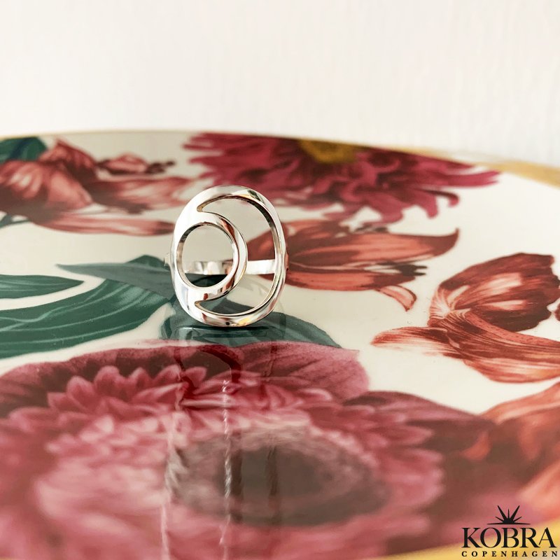 "Rio" unique circle silver ring