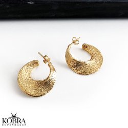 "Nicole" 18 karat forgyldte creoler i hammerslet design