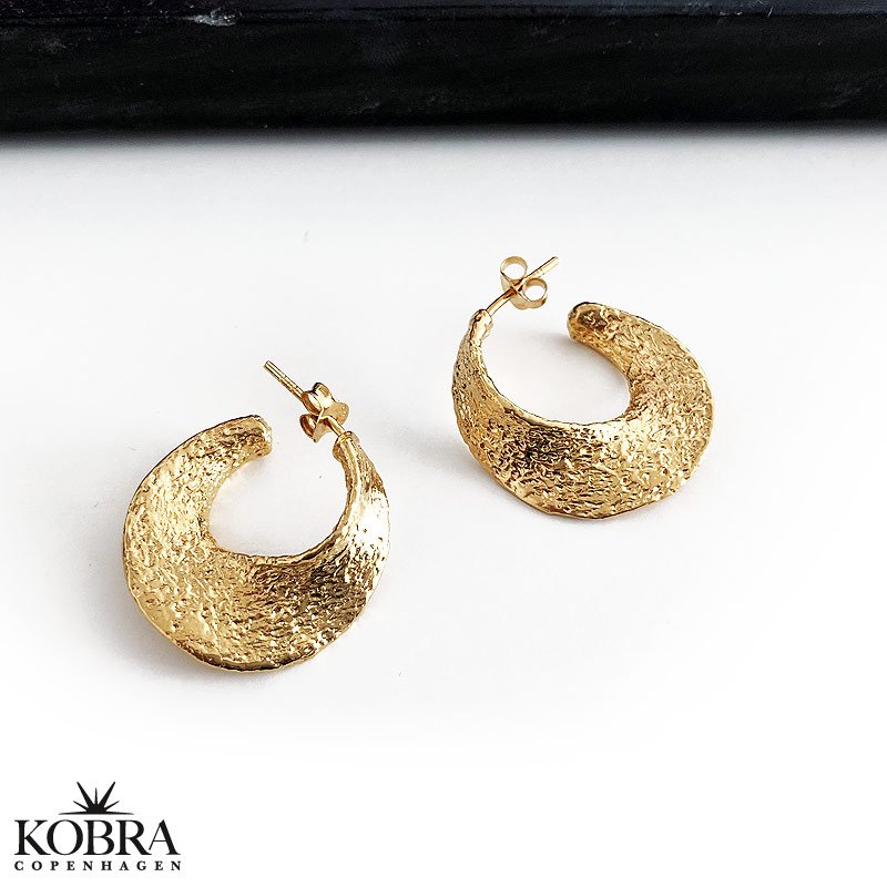 "Nicole" 18 karat forgyldte creoler i hammerslet design