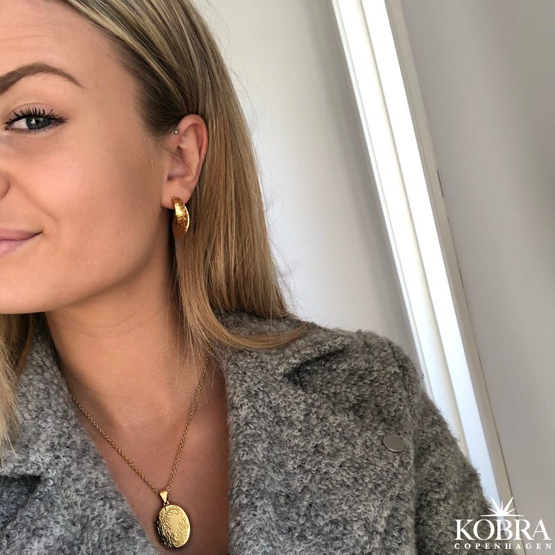 "Nicole" 18 karat forgyldte creoler i hammerslet design