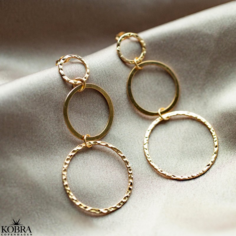 "Cecilia" store guld reringe med guld ringe