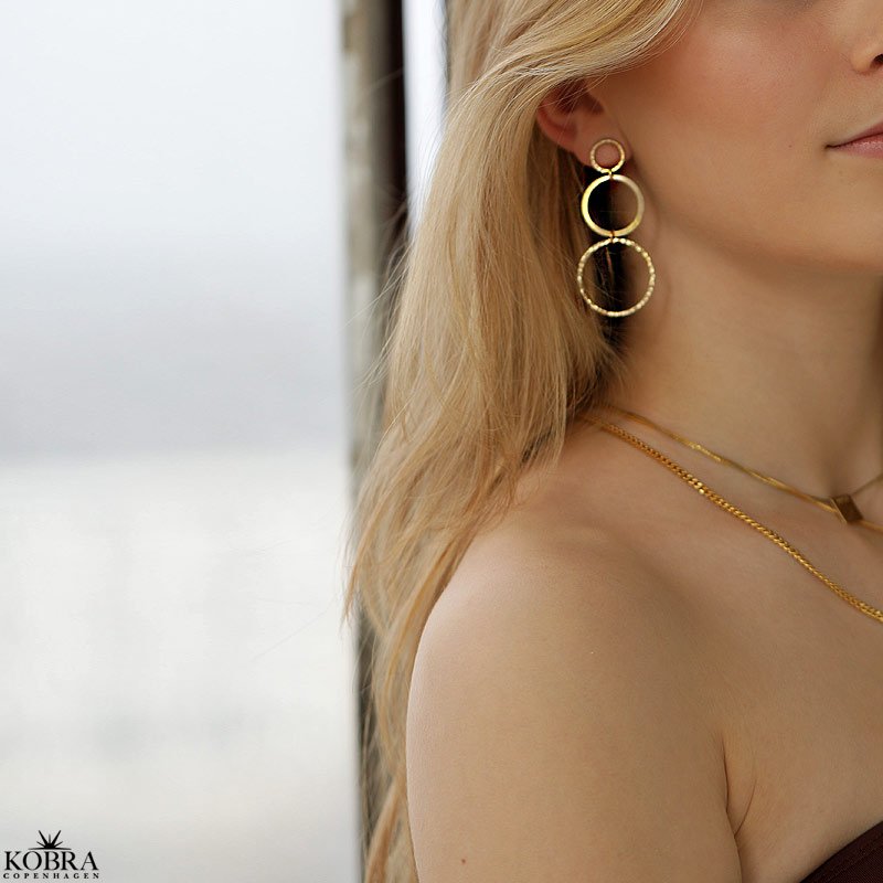 "Cecilia" store guld reringe med guld ringe