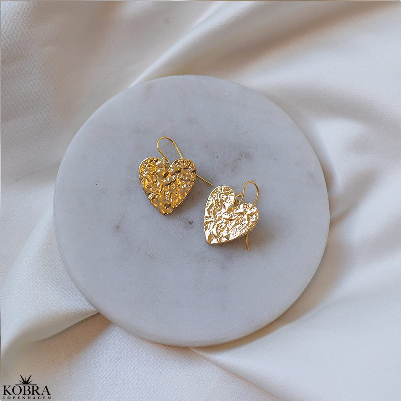 "Riannon" store 18 karat forgyldt hammerslet hjerte reringe