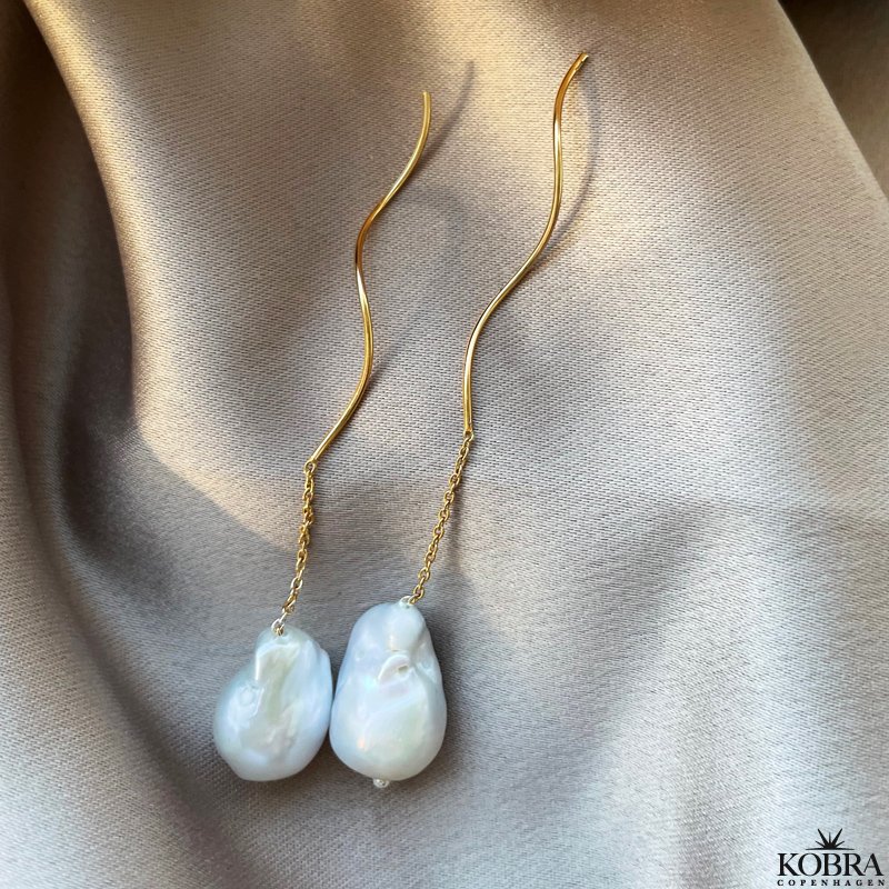 "Creek" store hvide ferskvandsperler med curvy reringe i guld