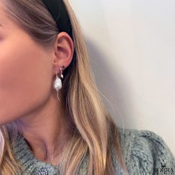 "Creek" store hvide ferskvandsperler med curvy reringe i guld