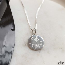 Studenter smykke i slv med studenterhue og navn indgraveret