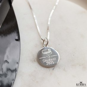 Studenter smykke i slv med studenterhue og navn indgraveret