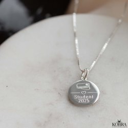 Studenter smykke i slv med studenterhue og navn indgraveret