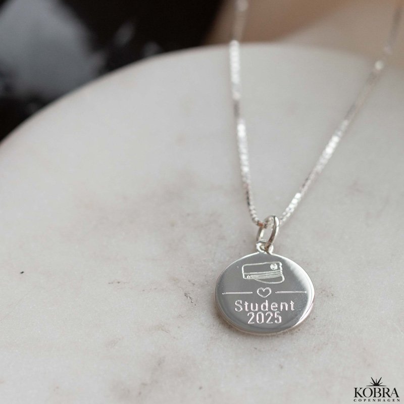 Studenter smykke i slv med studenterhue og navn indgraveret