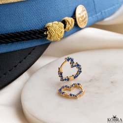 "Mikami" sm� guld hjerte �reringe med bl� sten