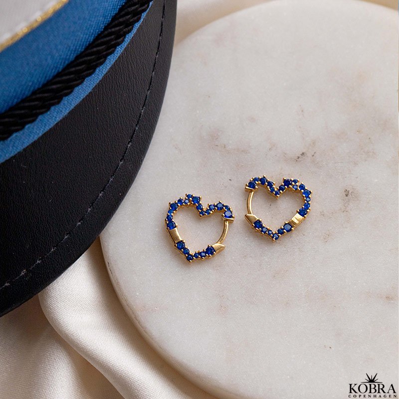 "Mikami" sm� guld hjerte �reringe med bl� sten