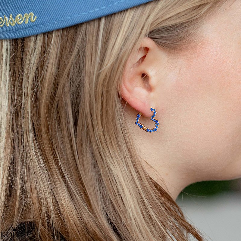 "Mikami" sm� guld hjerte �reringe med bl� sten