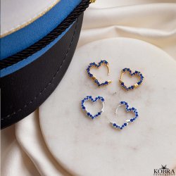 "Mikami" sm� guld hjerte �reringe med bl� sten