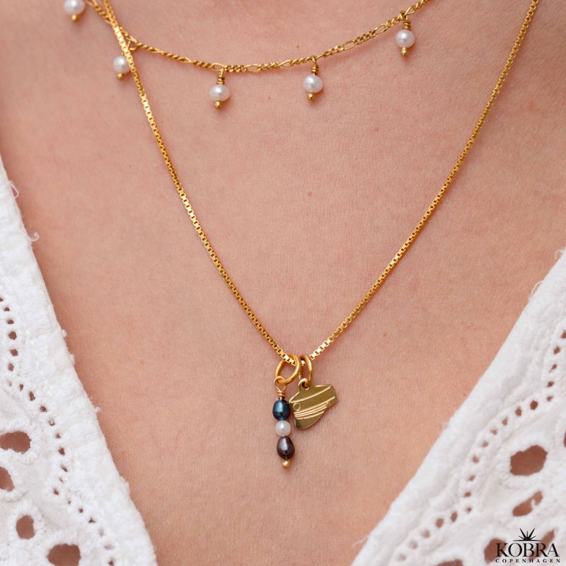 Studenterhalskde i guld med mini hue og Rd eller Bl vedhng