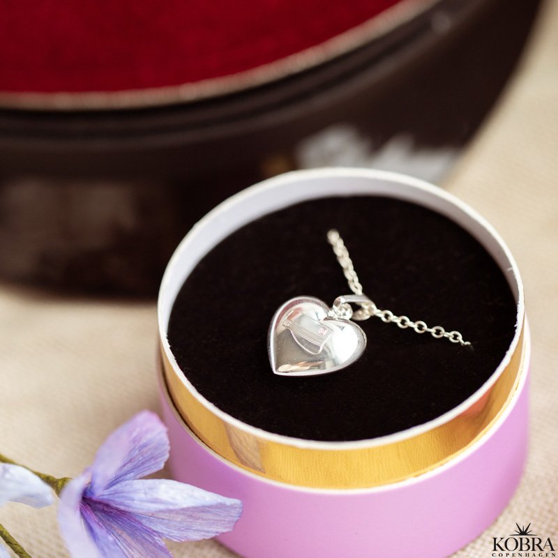 Studentersmykke - Slvhjerte med studenterhue og personlig gravering