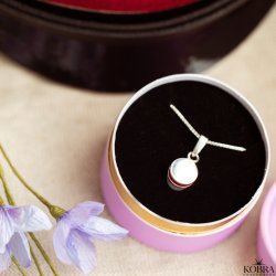 R�d studenterhue, s�lv halsk�de med mulighed for personlig gravering