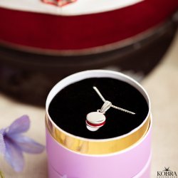 R�d studenterhue, s�lv halsk�de med mulighed for personlig gravering