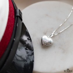 Studentersmykke - Slvhjerte med studenterhue og personlig gravering