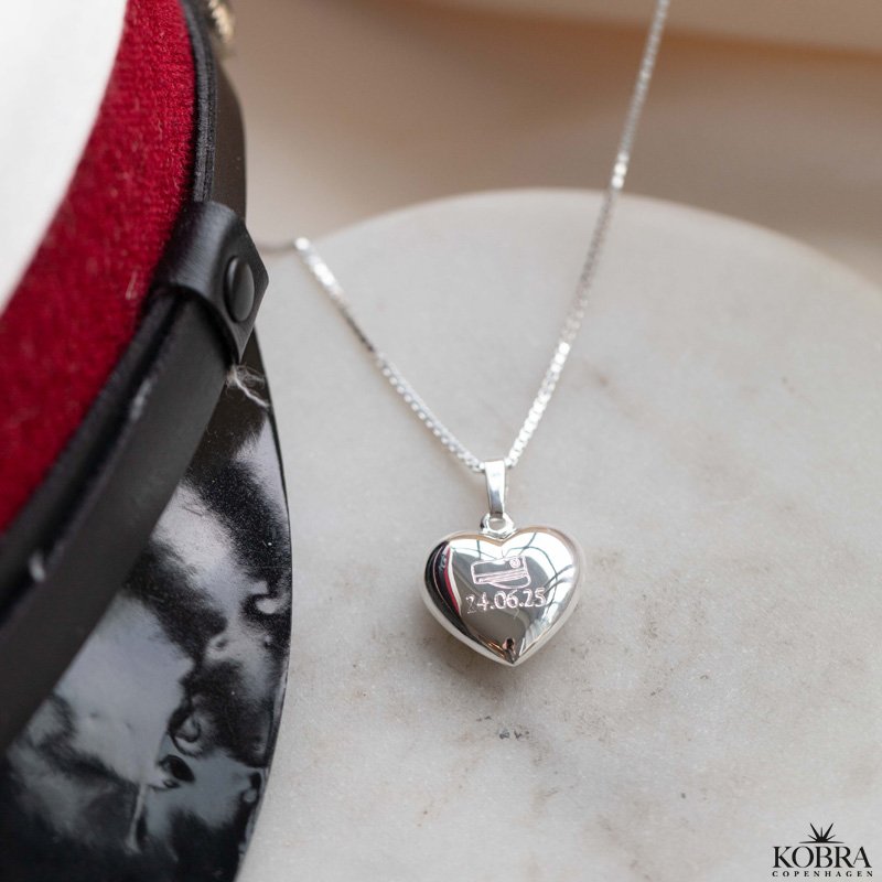 Studentersmykke - Slvhjerte med studenterhue og personlig gravering