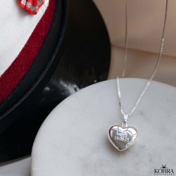 Studentersmykke - Slvhjerte med studenterhue og personlig gravering