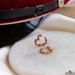 "Mikami" sm� guld hjerte �reringe med r�de sten