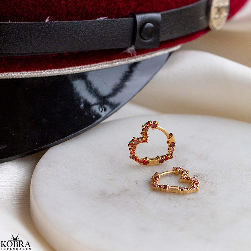 "Mikami" sm� guld hjerte �reringe med r�de sten