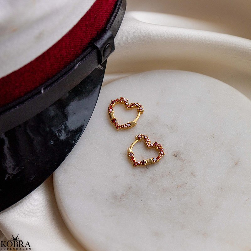 "Mikami" sm� guld hjerte �reringe med r�de sten