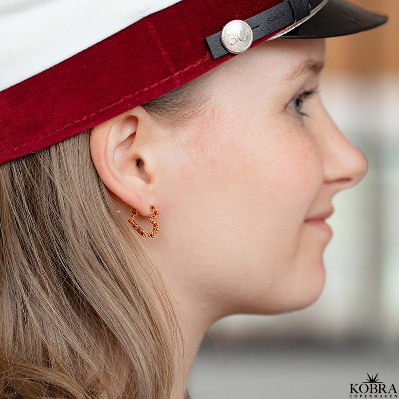 "Mikami" sm� guld hjerte �reringe med r�de sten