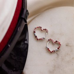 "Mikami" sm� s�lv hjerte �reringe med r�de sten