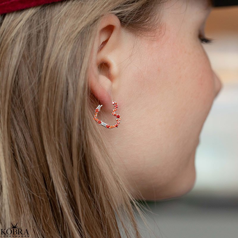 "Mikami" sm� s�lv hjerte �reringe med r�de sten