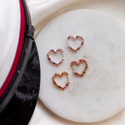 "Mikami" sm� guld hjerte �reringe med r�de sten