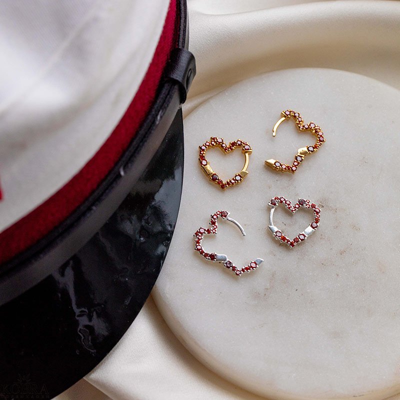 "Mikami" sm� guld hjerte �reringe med r�de sten