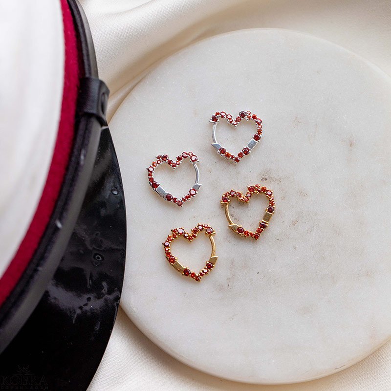 "Mikami" sm� s�lv hjerte �reringe med r�de sten