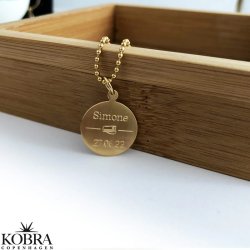 Studenter smykke med studenterhue og navn indgraveret i guld