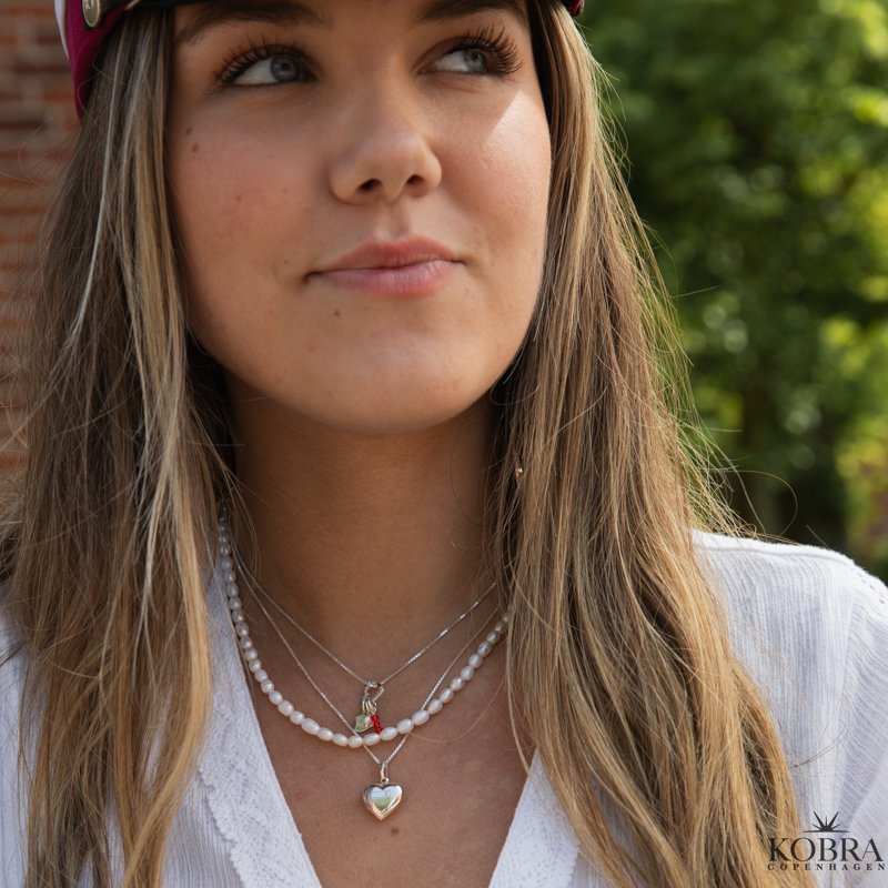 Studenter smykke / vedh�ng (r�d hue) - med 3 charms og hjerte lukning i s�lv med zirkonia