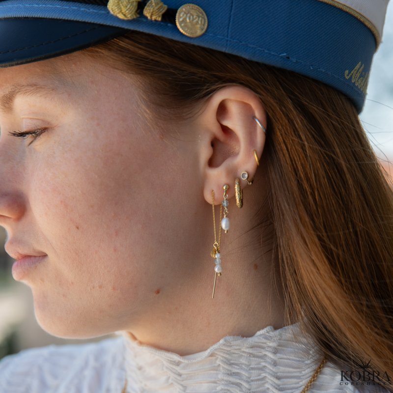 "Asta" guld �retr�d med �gte hvide perler og bl� aquamariner