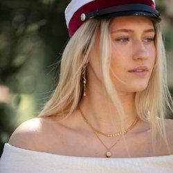 R�d studenterhue, guld halsk�de med personlig gravering