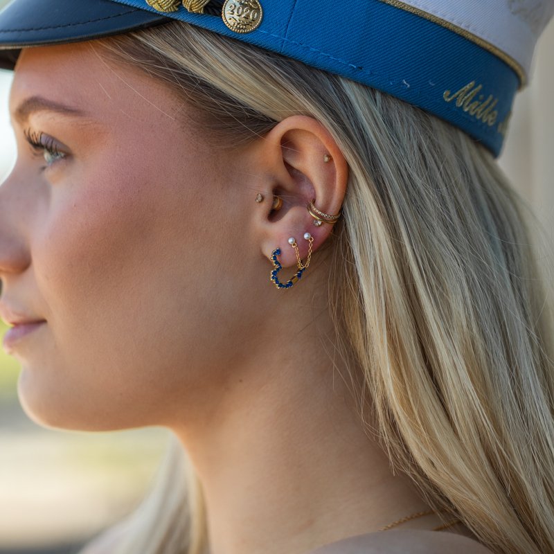 "Mikami" sm� guld hjerte �reringe med bl� sten